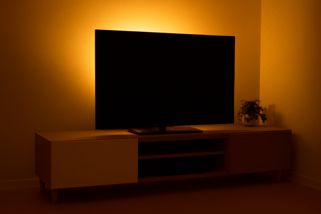 テープライトのバックライトに照らされたテレビ